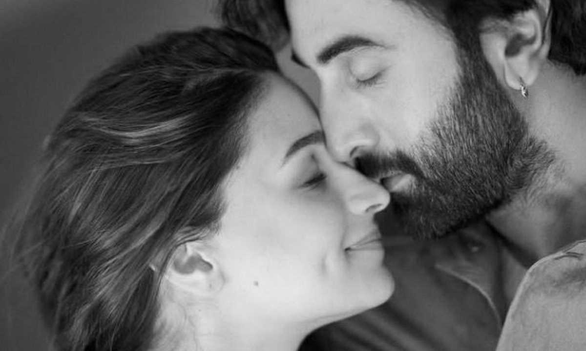 आलिया भट्ट ने रणबीर कपूर के साथ शेयर की रोमांटिक तस्वीर